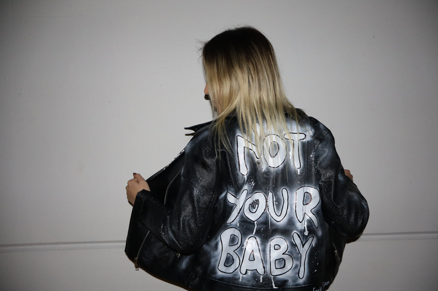 Giacca in pelle NOT YOUR BABY con borchie