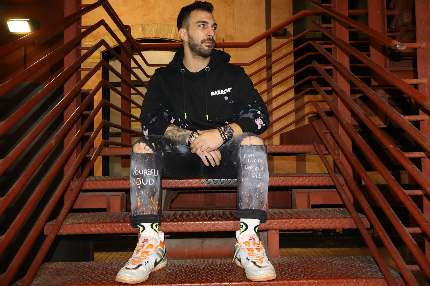 A) custom sui TUOI jeans