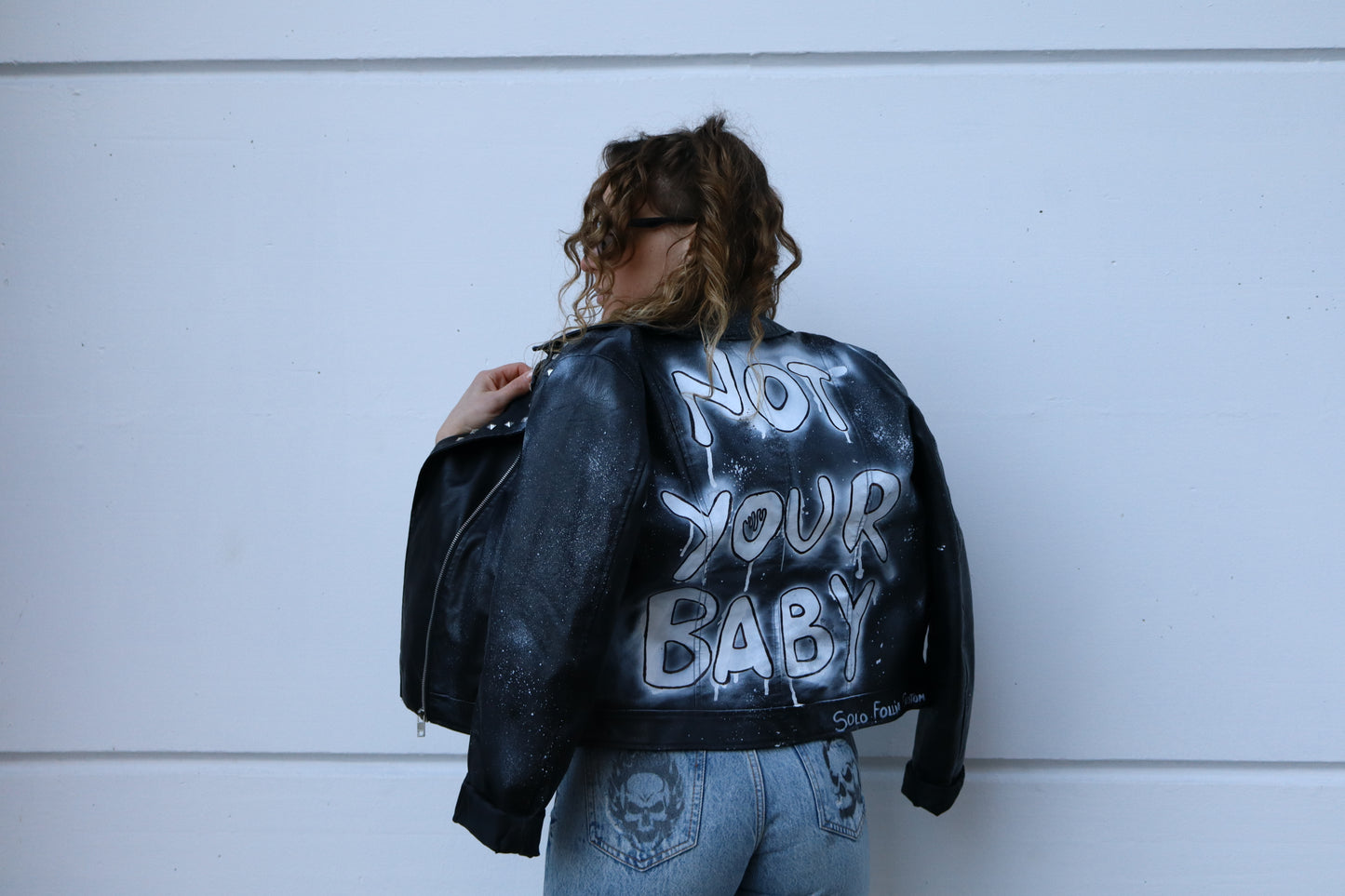 Giacca in pelle NOT YOUR BABY con borchie