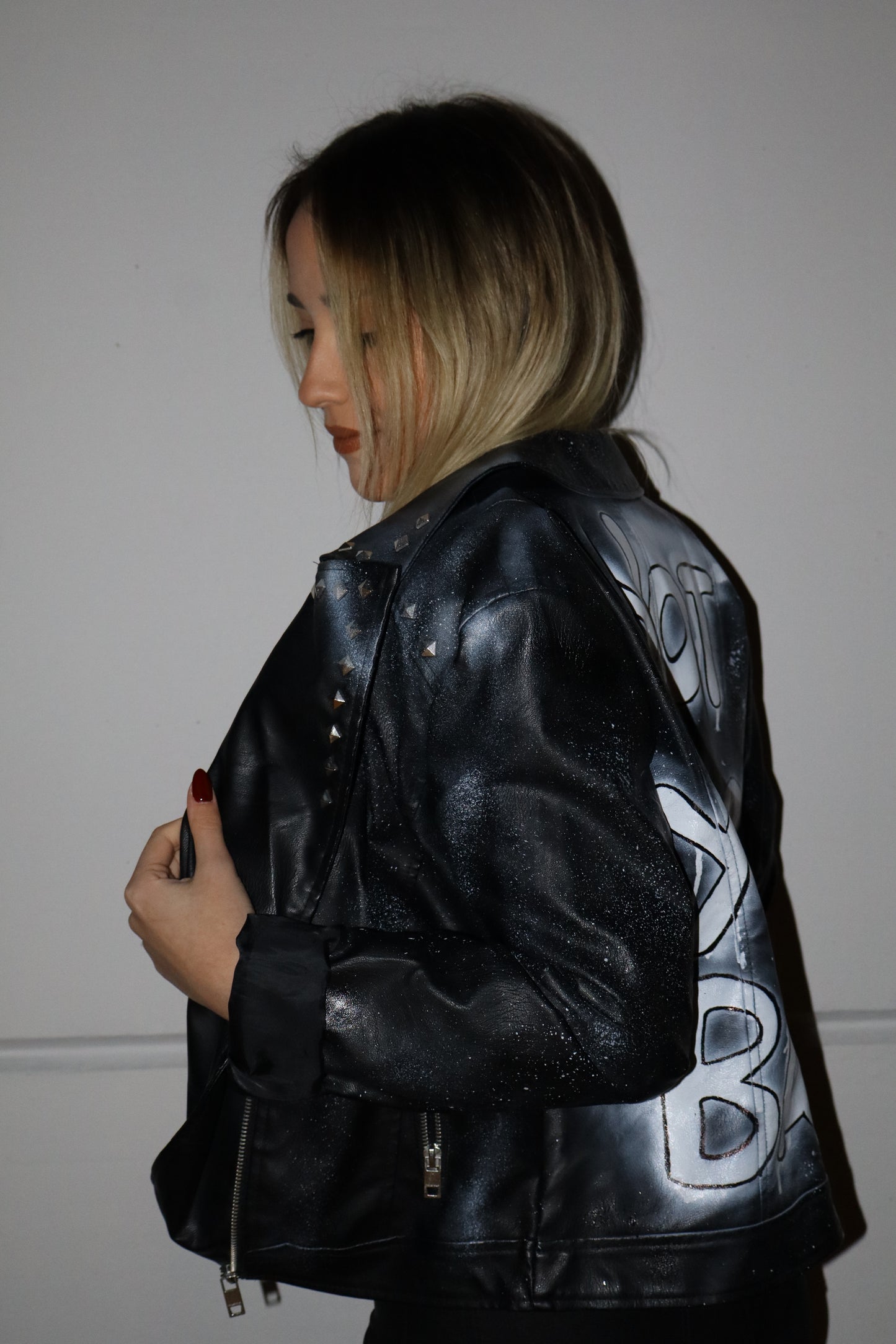 Giacca in pelle NOT YOUR BABY con borchie