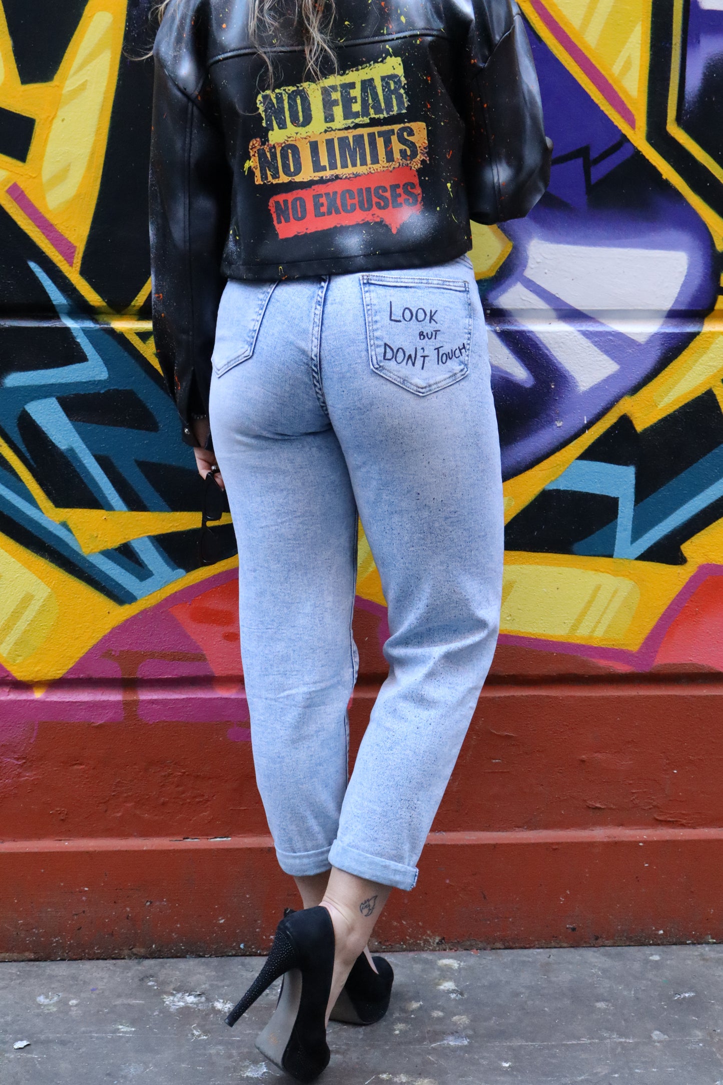 A) custom sui TUOI jeans