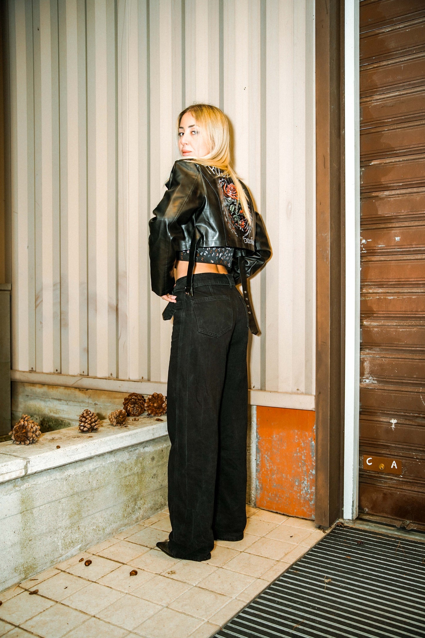 Giacca in pelle crop ROSA CON SPINE