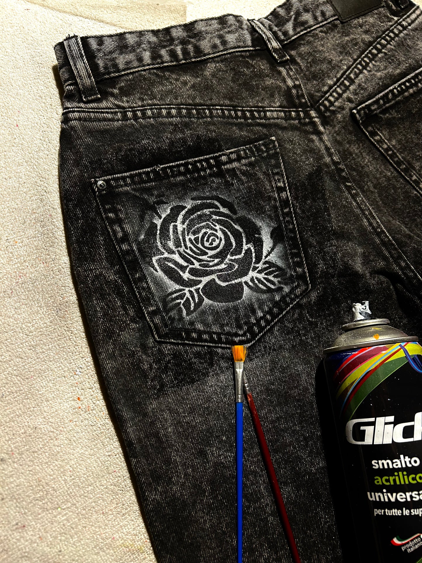 A) custom sui TUOI jeans